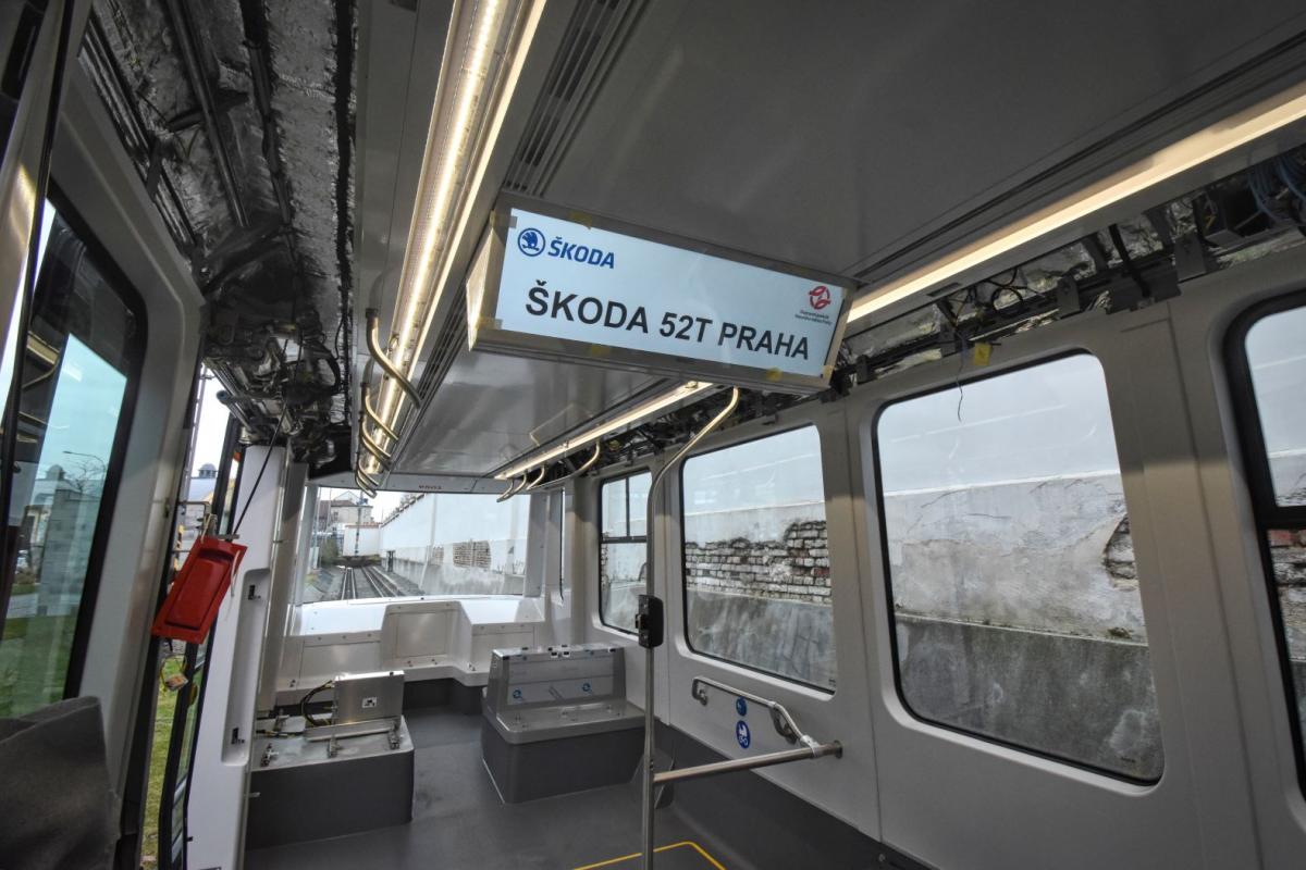 Po zkušební trati v Plzni se projela první nová tramvaj pro Prahu Škoda ForCity Plus 52T