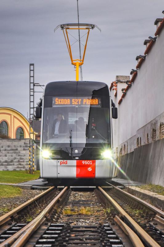 Po zkušební trati v Plzni se projela první nová tramvaj pro Prahu Škoda ForCity Plus 52T