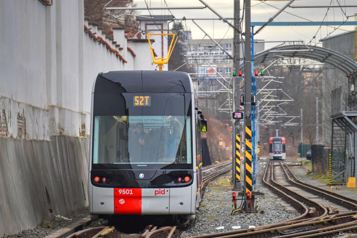 Po zkušební trati v Plzni se projela první nová tramvaj pro Prahu Škoda ForCity Plus 52T