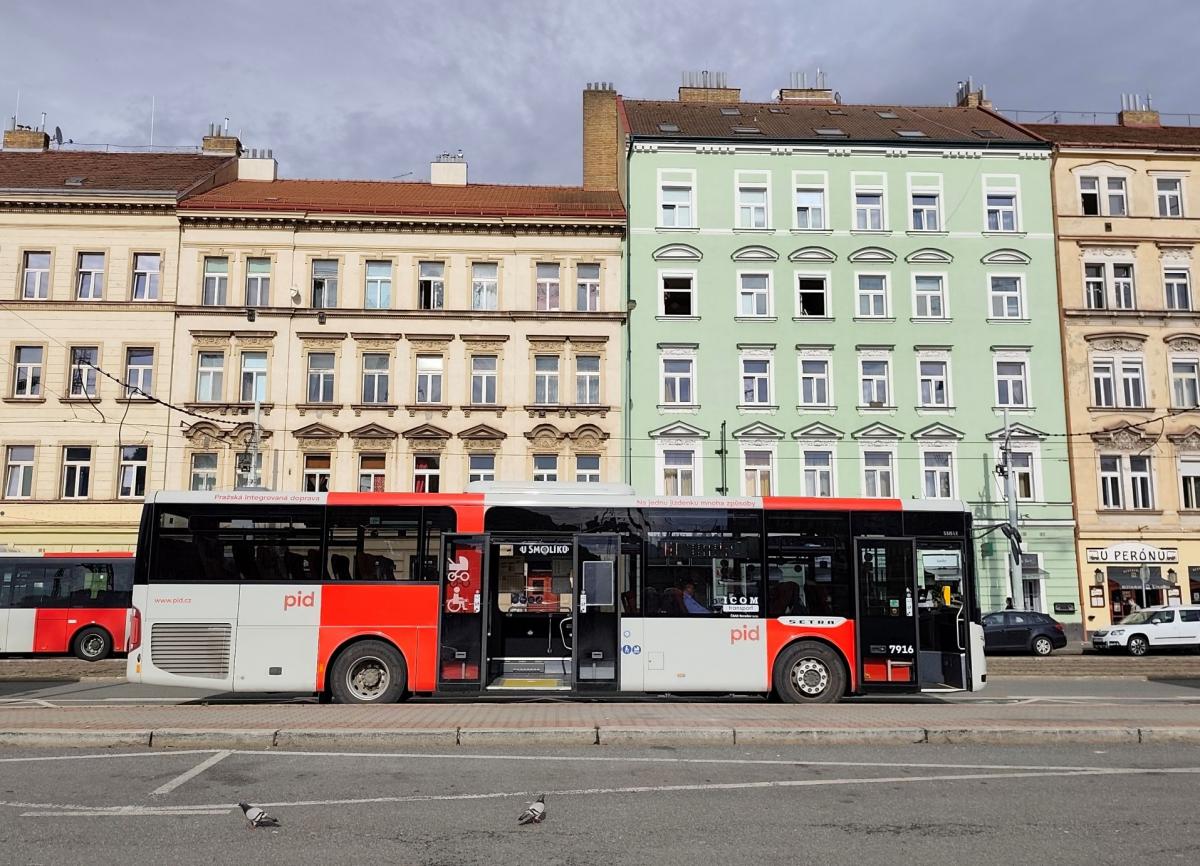 Ve Středočeském kraji se od srpna otevírají všechny dveře u autobusů