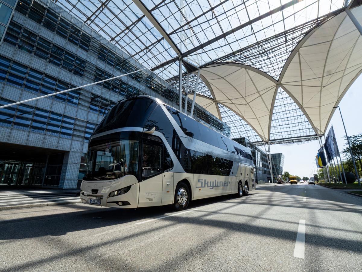 NEOPLAN Skyliner "Auwärter Edition" slaví na Busworld premiéru