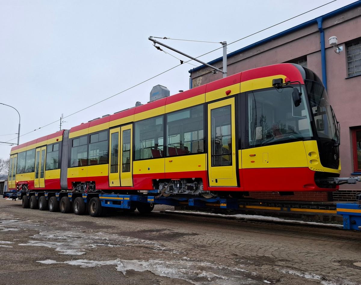 Do Mostu dorazila další nová tramvaj EVO2