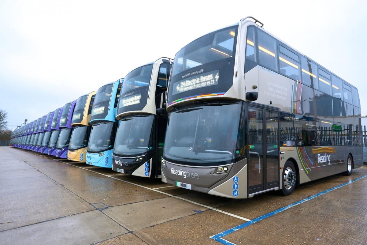 Dvoupodlažní elektrické autobusy v anglickém Readingu