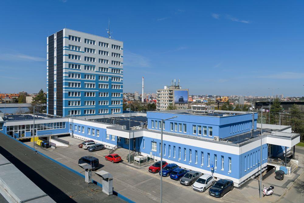 Pražský dopravní podnik má největší fasádní fotovoltaiku v Čechách