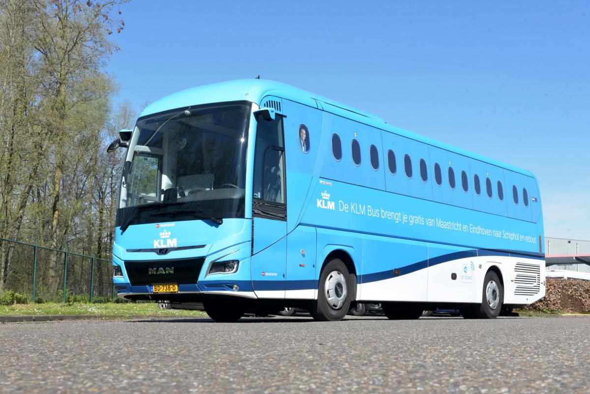 KLM nasadila na Schiphol "letecké" autobusy MAN