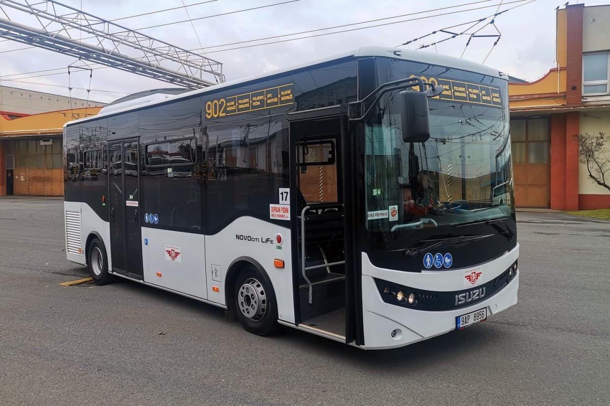 Dopravní podnik města Pardubic prodává trojici autobusů Isuzu