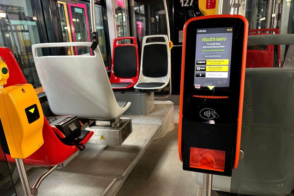 Olomouc spouští platbu jízdného kartou ve vozech MHD