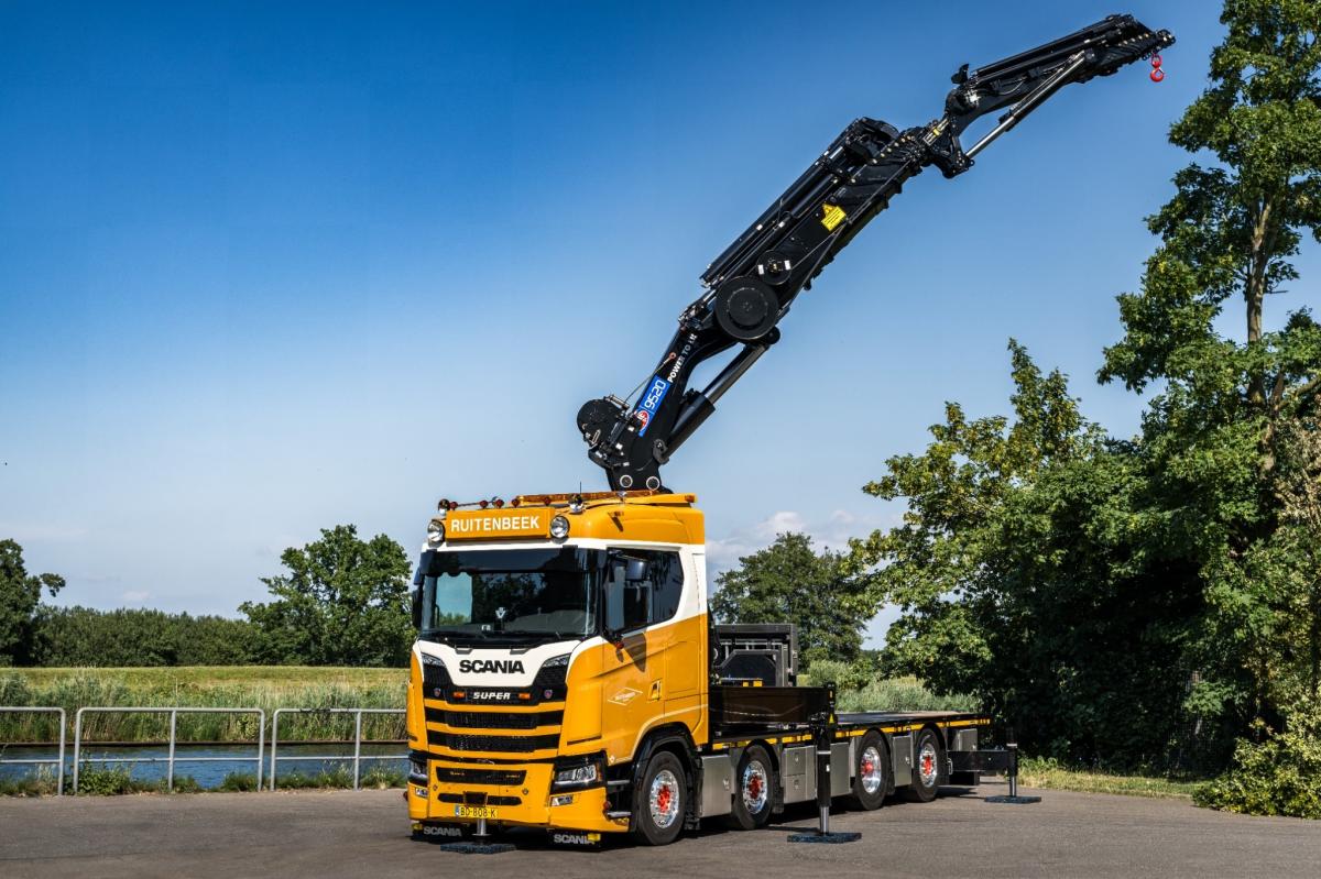 Těžká váha na kolech: Scania 660 S V8 s jeřábem 95 tunometrů